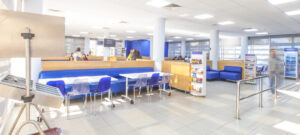 Espace de restauration moderne avec banquettes bleues et chaises transparentes au restaurant universitaire Lacafet UM6SS, offrant un environnement accueillant pour les étudiants