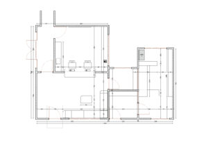 Plan d'étage de l'espace d'accueil Inaam montrant les dimensions et la disposition des pièces, des portes et des meubles. Comprend des détails sur les sections de l'accueil, les salles annexes, et les zones de passage, optimisant la circulation dans l'espace.