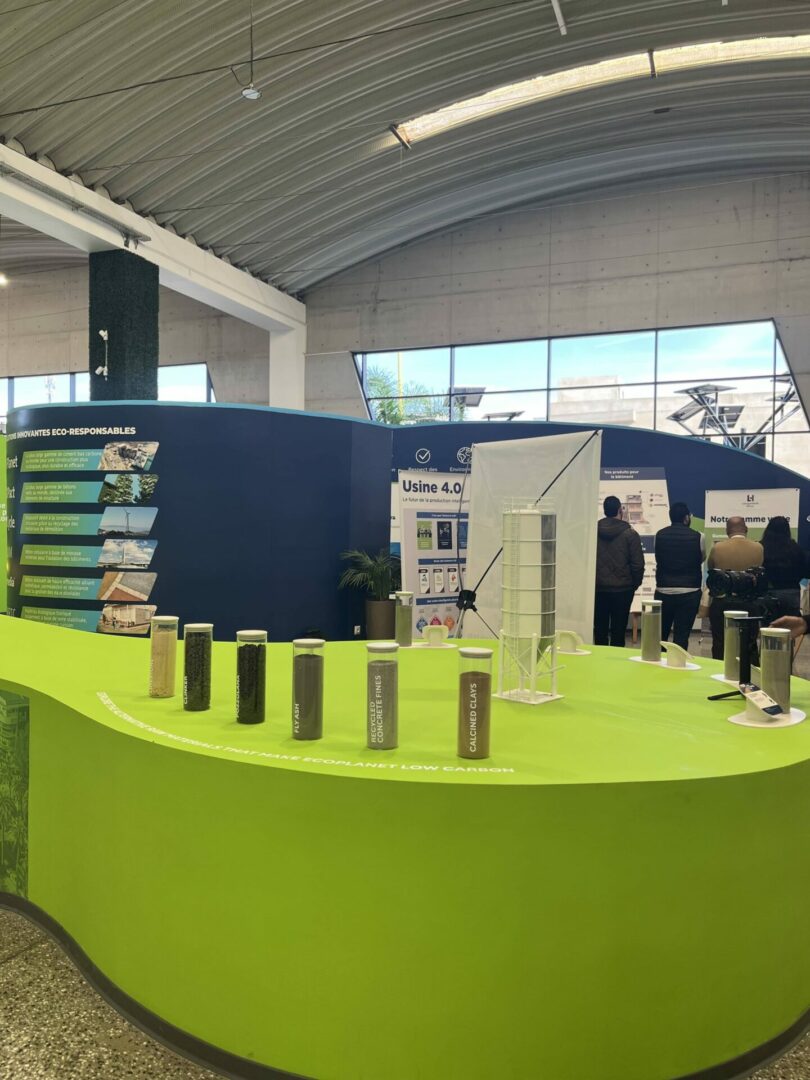 showroom d'exposition présentant des matériaux innovants et éco-responsables dans un environnement industriel moderne, mettant en avant des solutions à faible empreinte carbone.