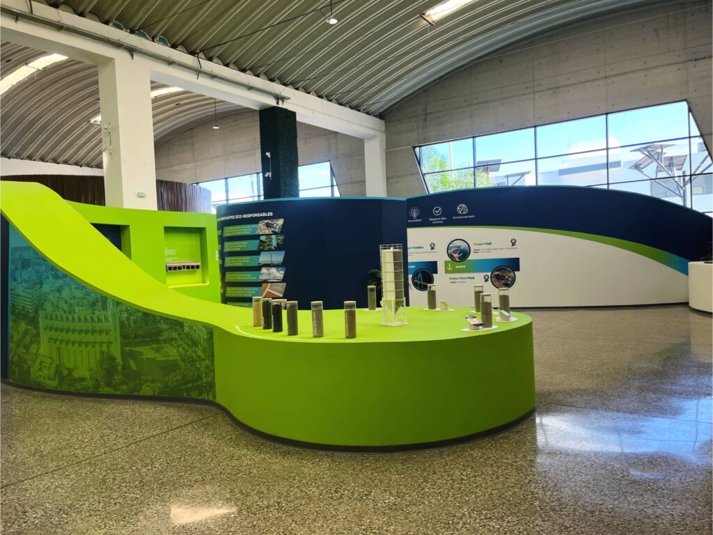 Exposition de matériaux écologiques et innovants au Sustainable Construction Lab de LafargeHolcim, avec des échantillons et des panneaux informatifs.