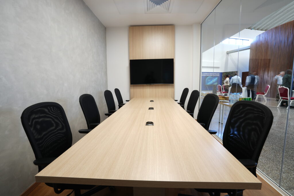 Salle de réunion moderne au Smart Construction Lab de LafargeHolcim, équipée d'un grand écran et d'un mobilier contemporain