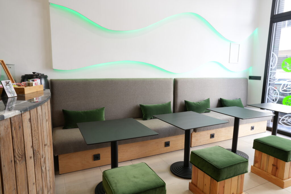 Espace de sièges confortable et moderne avec éclairage LED vert dans GAIA Juice Lab