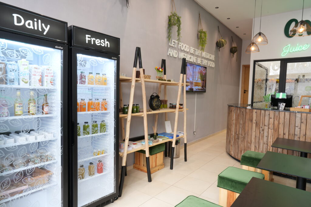 Réfrigérateurs avec jus frais et produits naturels chez GAIA Juice Lab, bar à jus pressés à froid