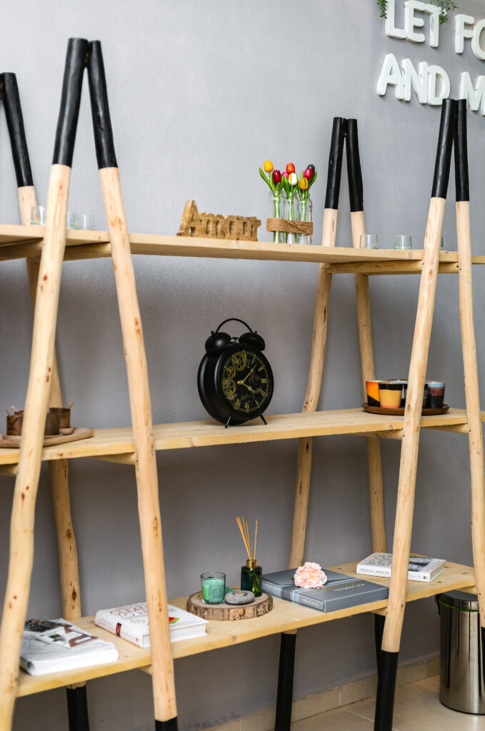 Étagère en bois avec décorations naturelles et livres chez GAIA Juice Lab