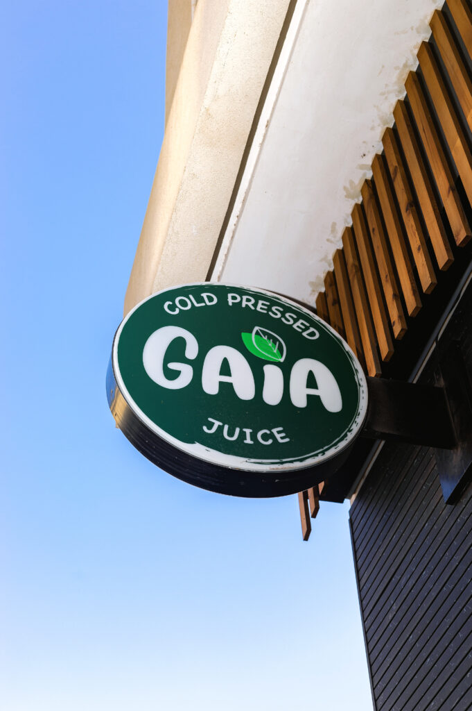 Panneau lumineux GAIA Juice indiquant des jus pressés à froid, avec un design vert naturel