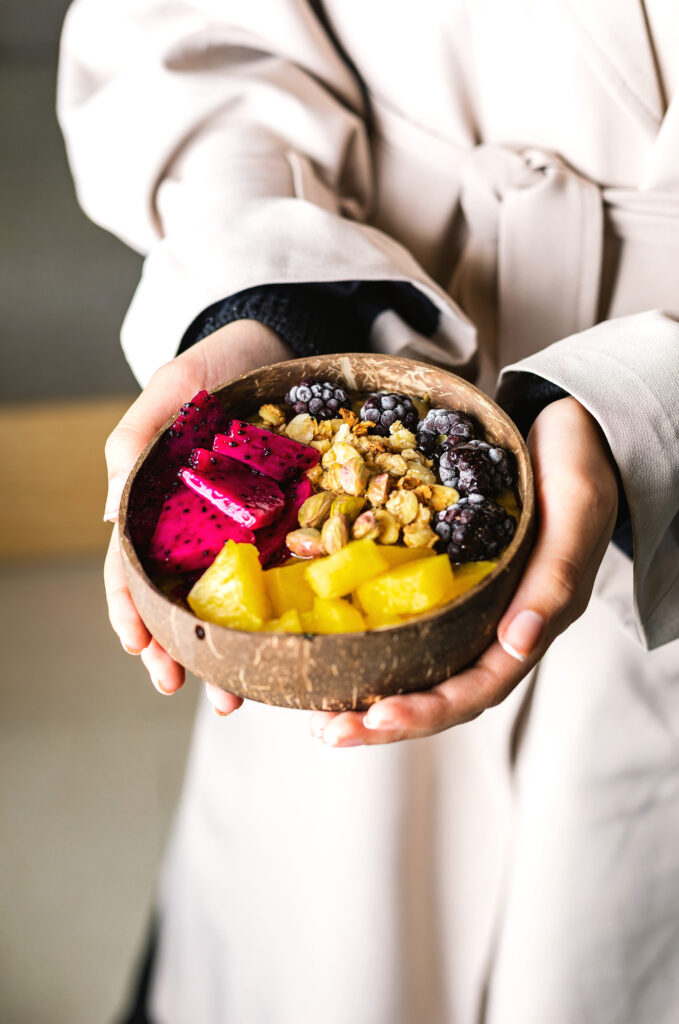 Bol d'açaï aux fruits exotiques chez GAIA Juice, avec pitaya, mûres, et ananas