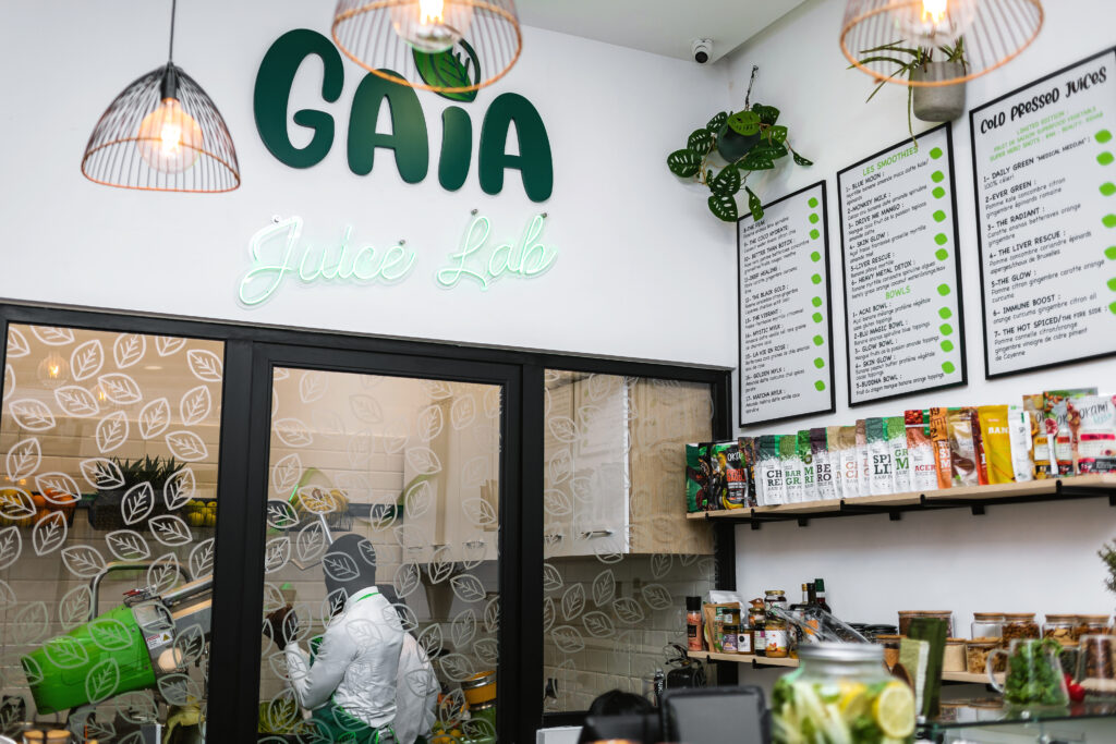 Comptoir intérieur de GAIA Juice Lab avec décoration naturelle et menu de jus pressés à froid