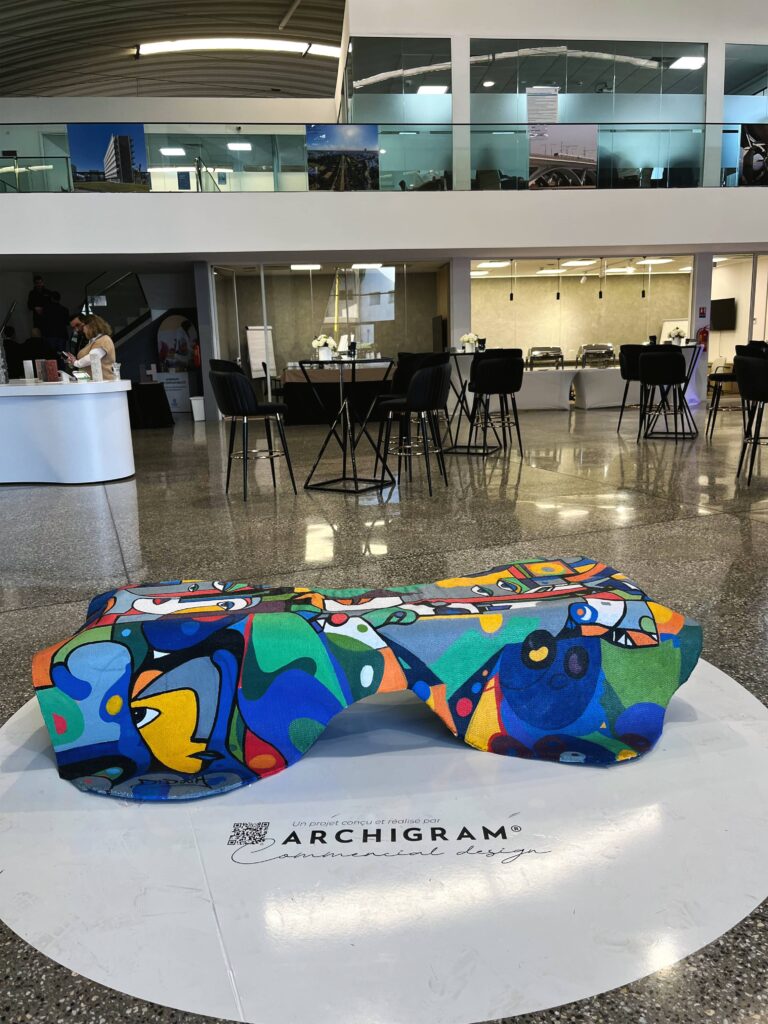 Banc artistique coloré conçu par Archigram dans un espace de rencontre au Sustainable Construction Lab