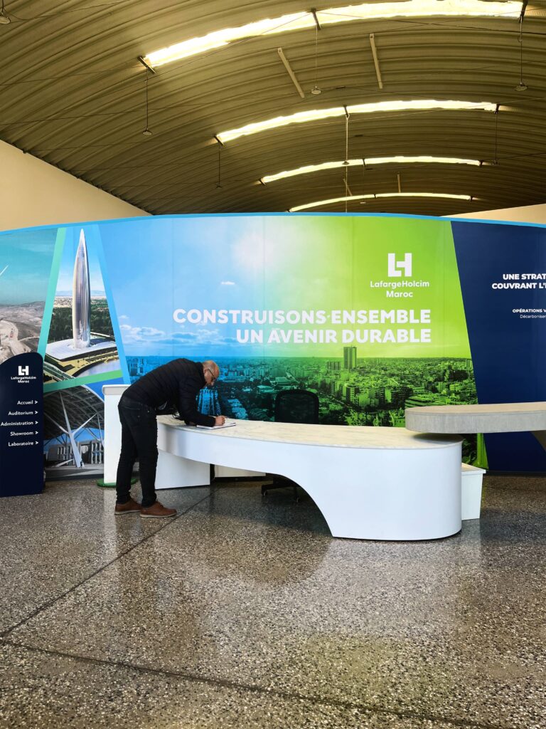 Stand de LafargeHolcim avec le slogan 'Construisons ensemble un avenir durable' au Sustainable Construction Lab, mettant en avant l'engagement pour la durabilité